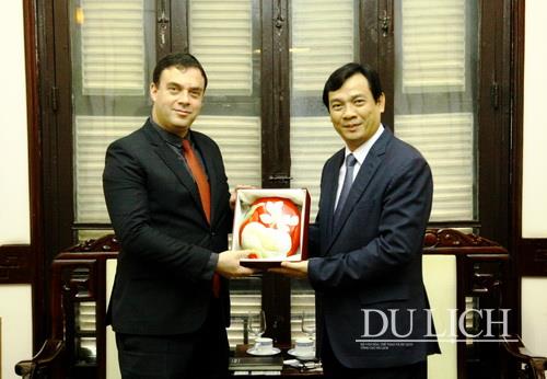 Tổng cục trưởng Nguyễn Trùng Khánh tặng quà cho Đại sứ Nadav Eshca